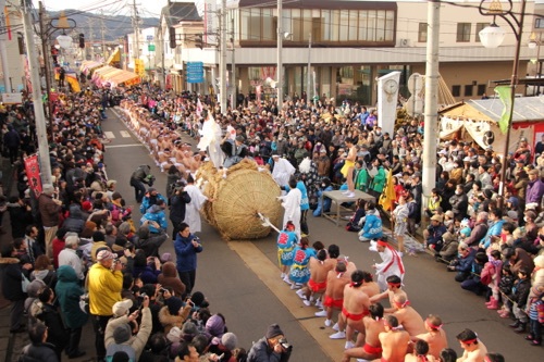 坂下初市奇祭大俵引き